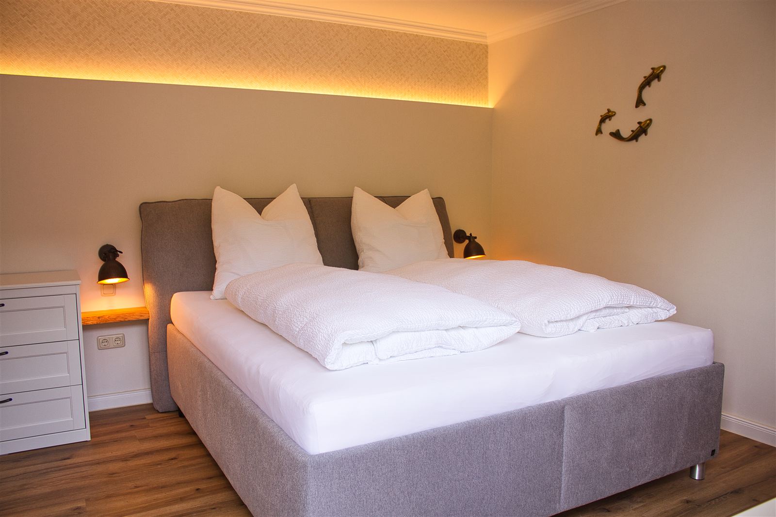 Zimmer Koi – warmes Ambiente mit Indirektbeleuchtung