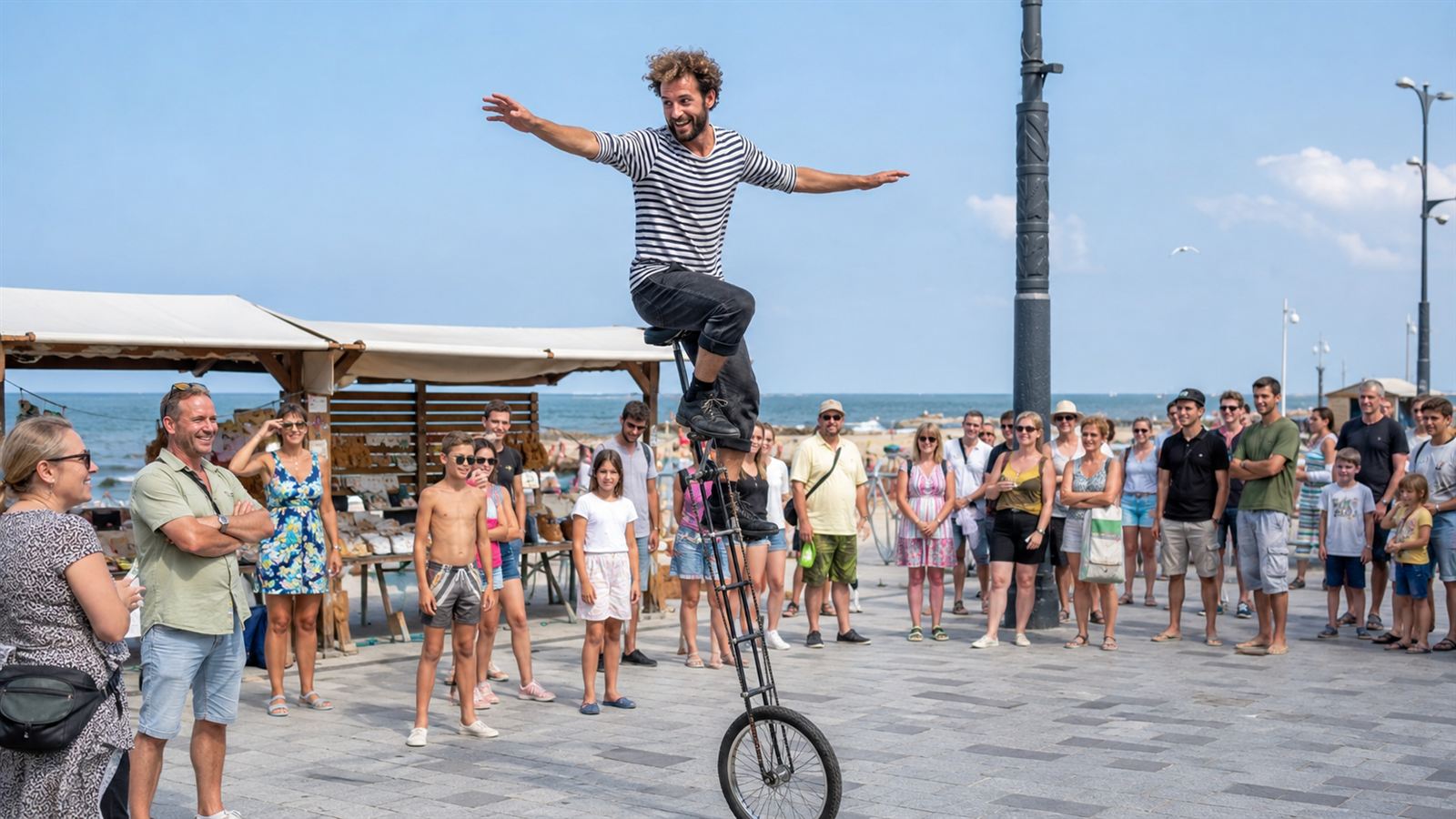 Internationaler Straßenkünstler bei einer Walking-Act-Performance vor Publikum auf der Promenade in Duhnen