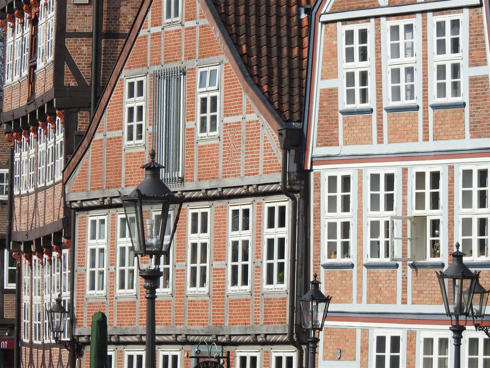 Reihe historischer Fachwerkhäuser am Hansehafen in Stade