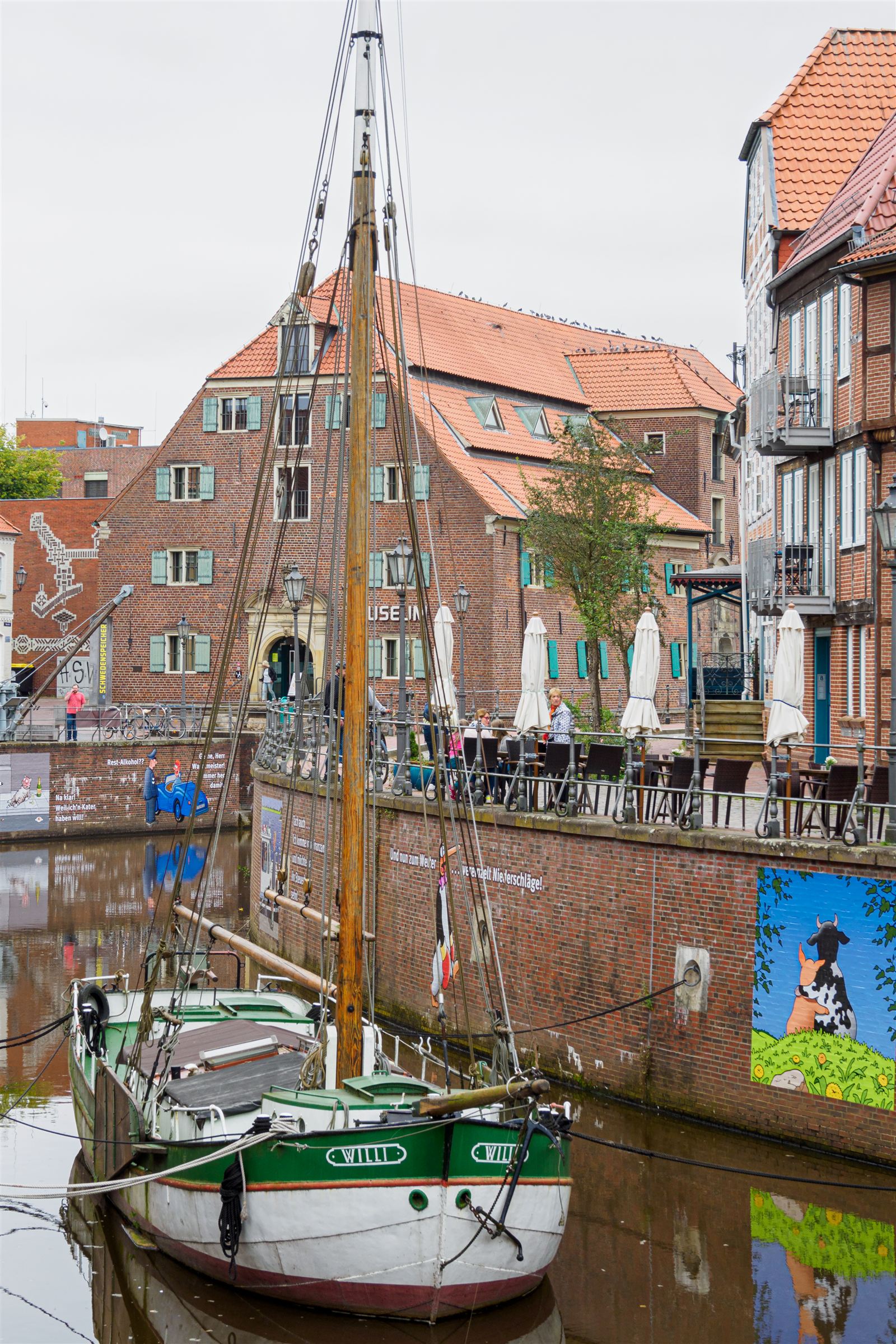 Traditioneller Ewer im Alten Hafen von Stade vor dem Schwedenspeicher