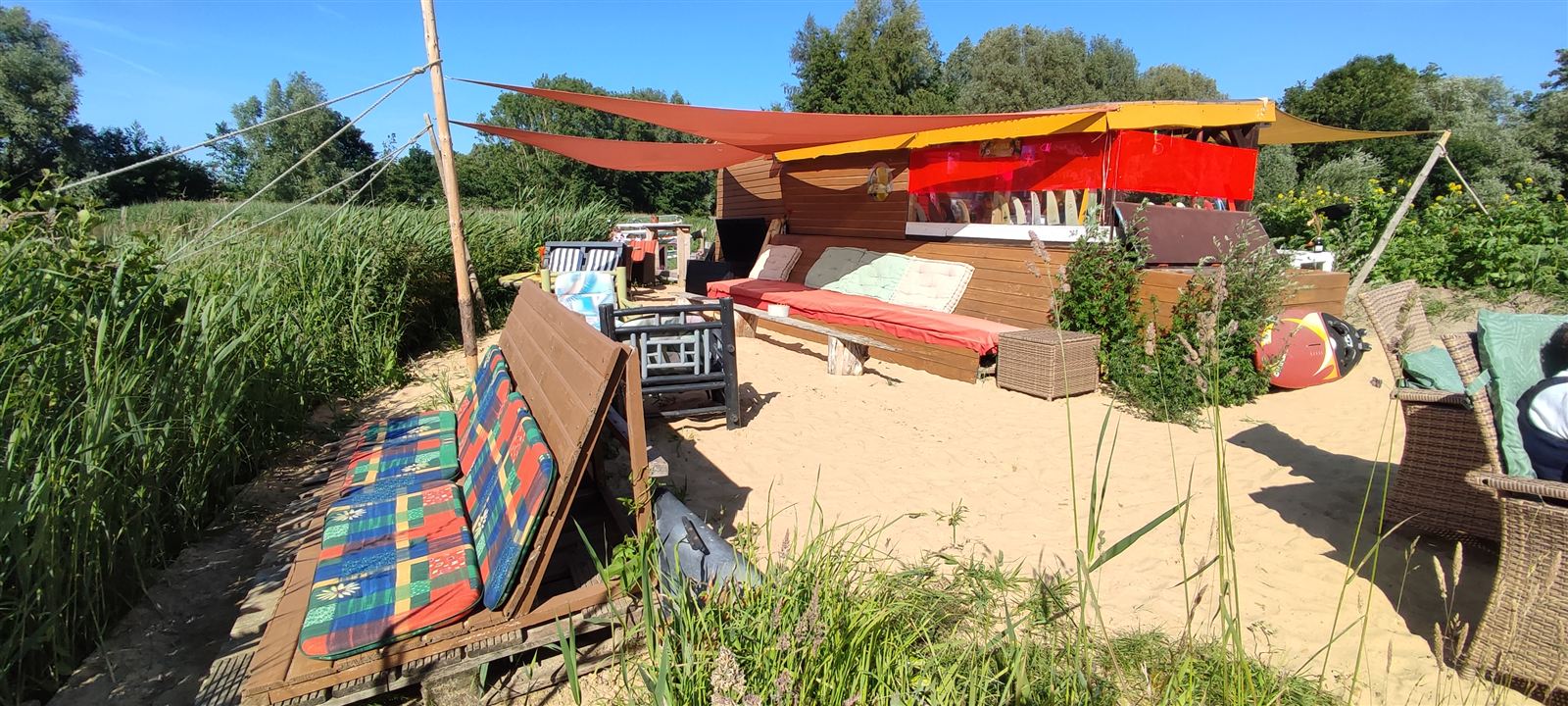 Südseebar und Strandbereich am Badesee Otterndorf mit Liegemöglichkeiten und Sonnensegeln