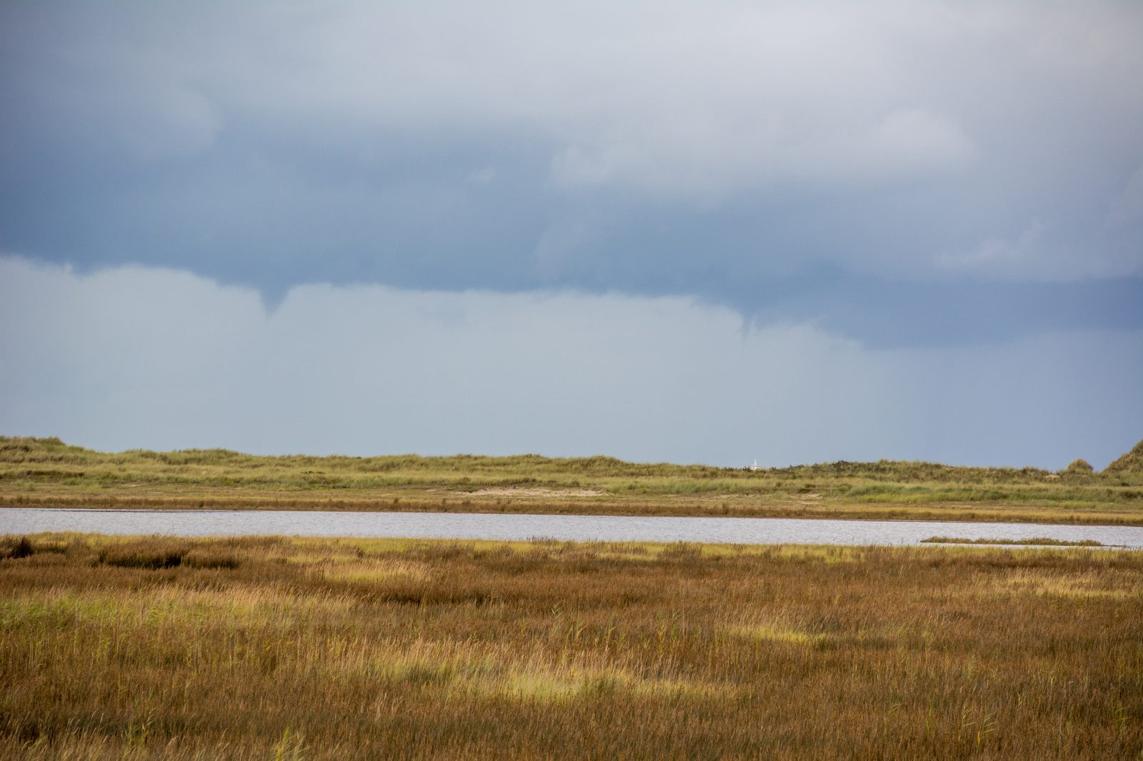 Herbststimmung im Watt bei Spiekeroog im Nationalpark Niedersächsisches Wattenmeer, Priel bei ablaufendem Wasser