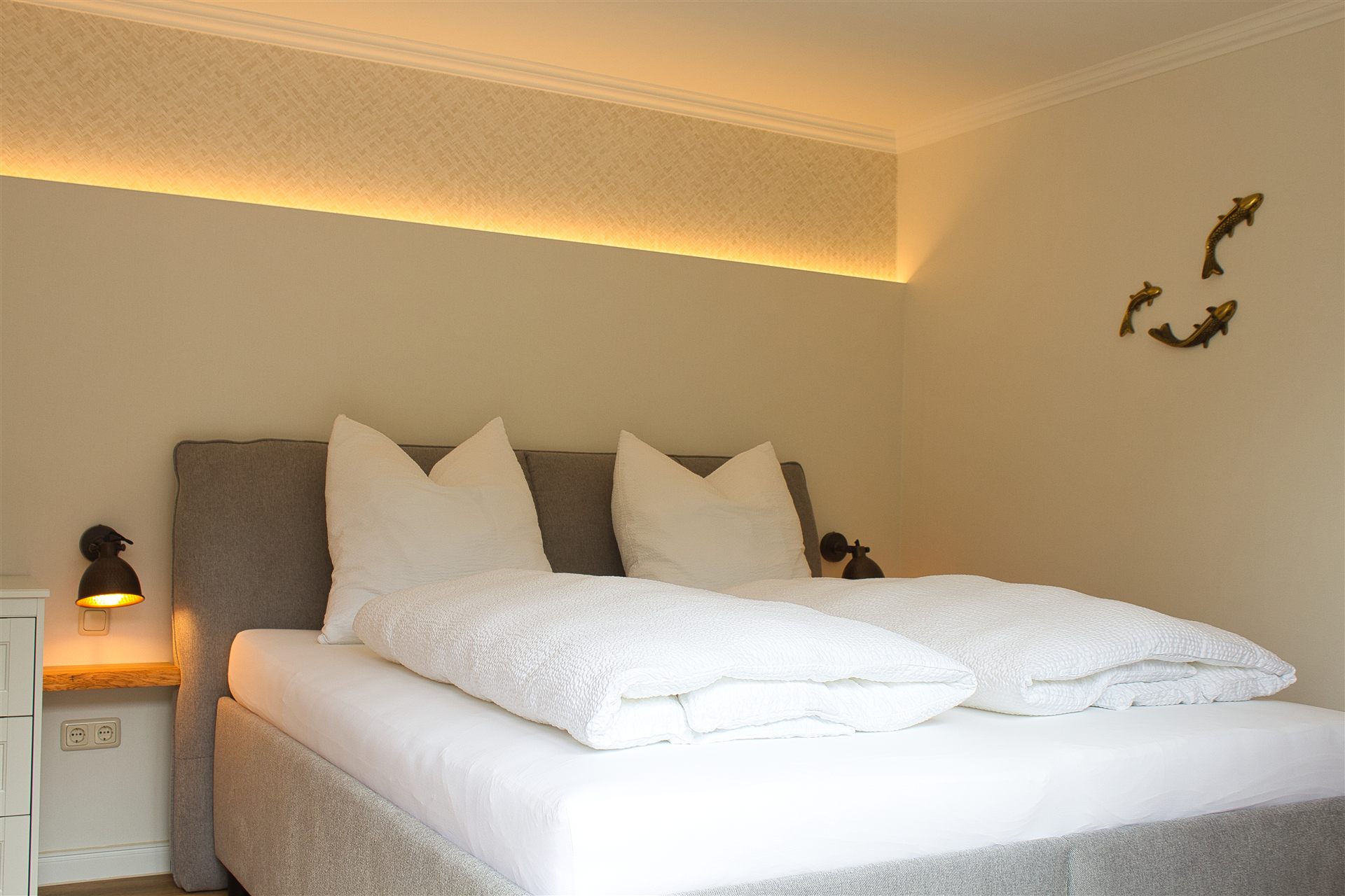 Bett mit Indirektbeleuchtung