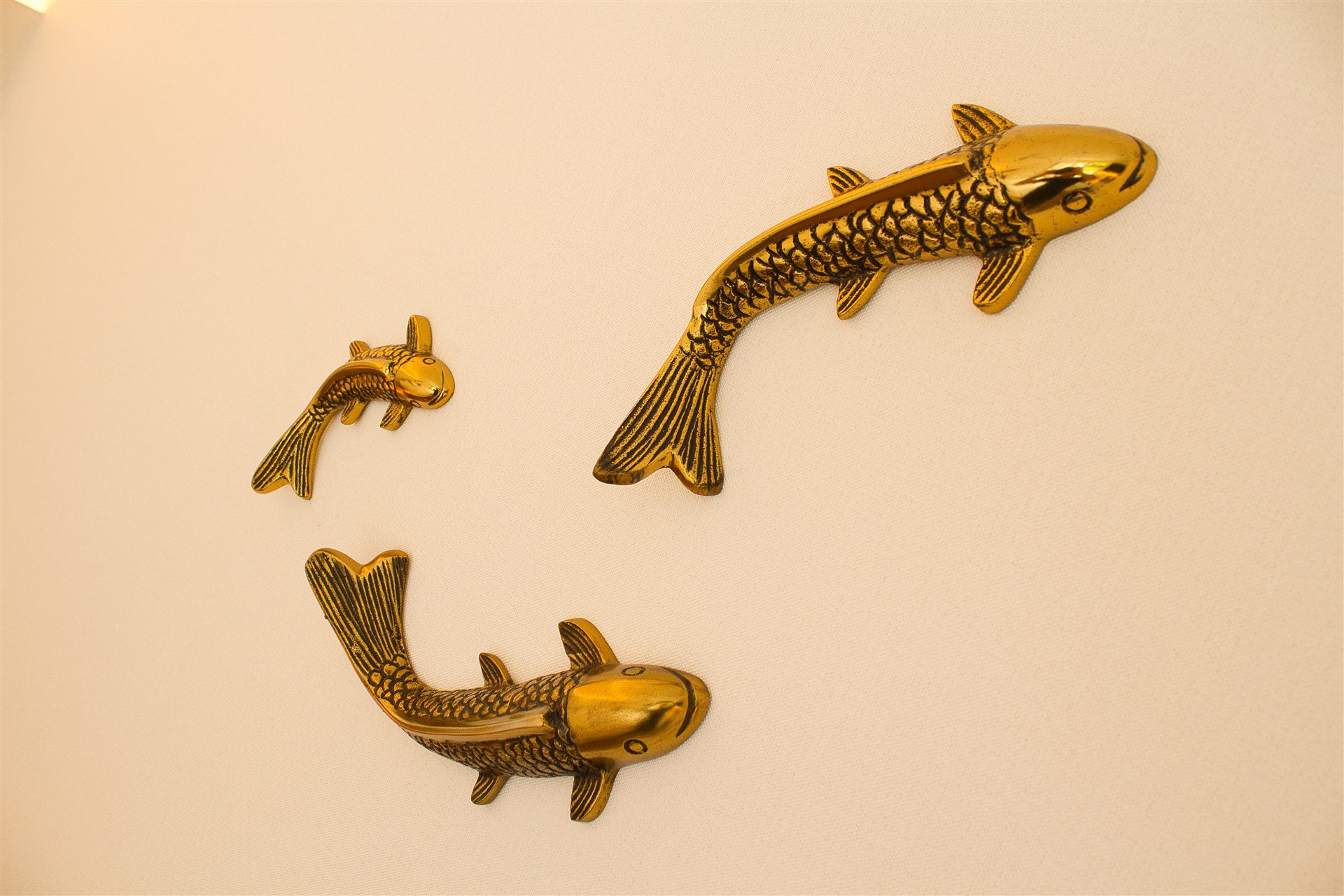 Goldene Koi-Ornamente