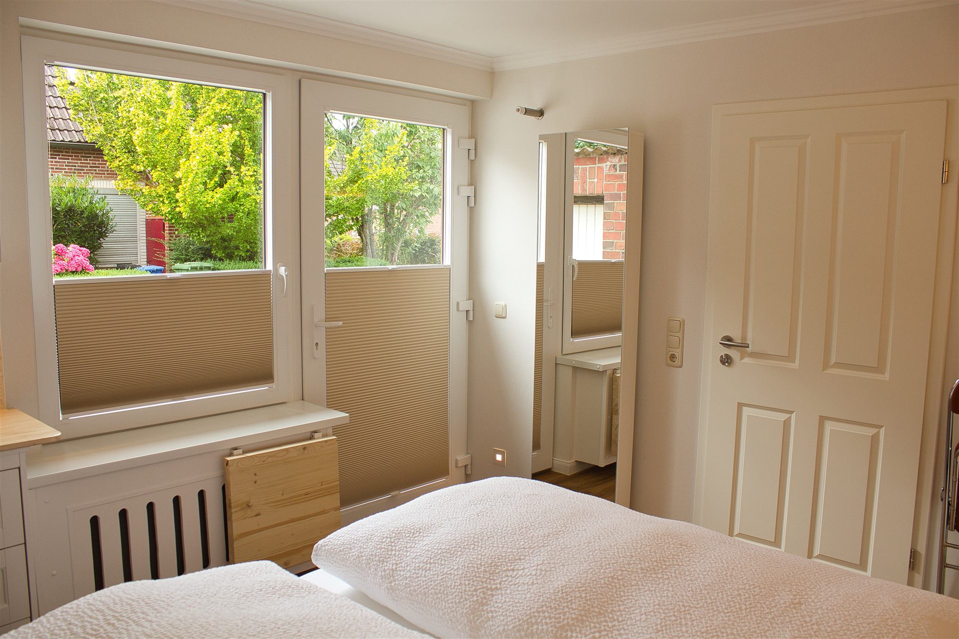 Koi mit Fenster und Gartenblick