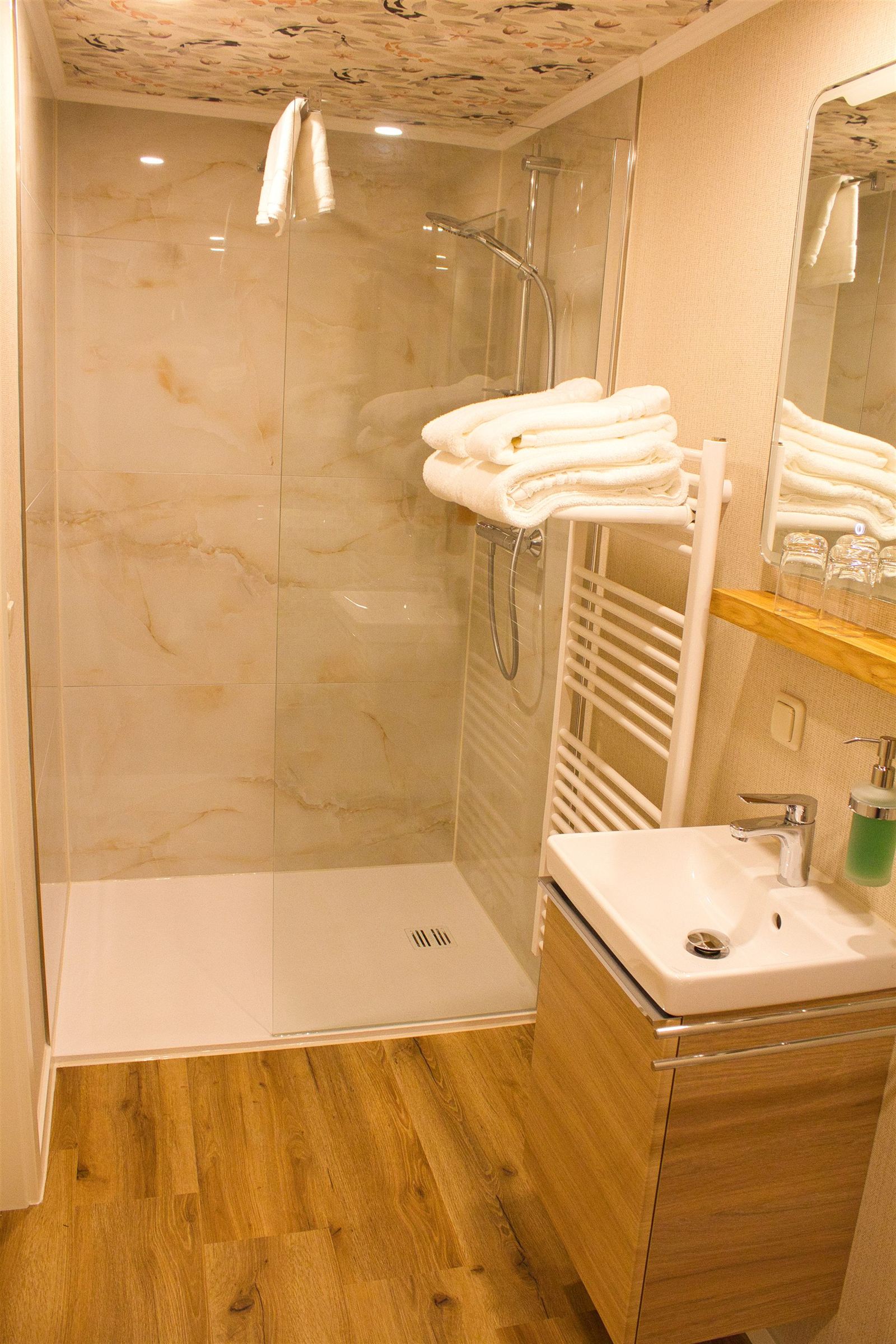 Dusche und Waschbecken