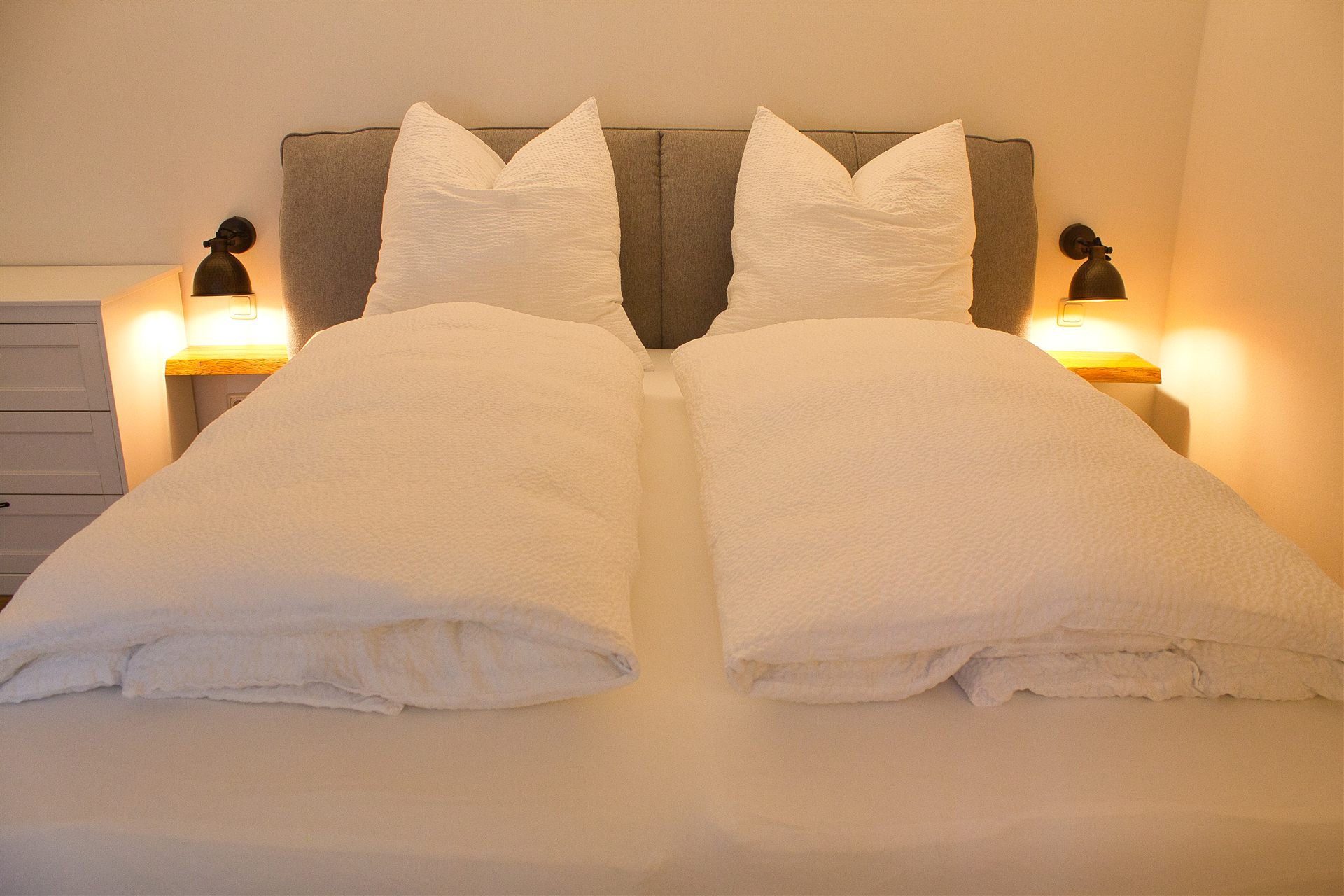 Bett frontal mit Leselampen