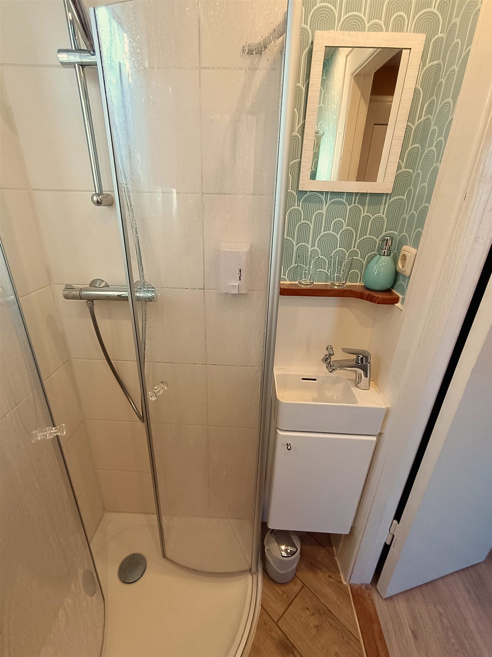 Dusche und Waschbecken