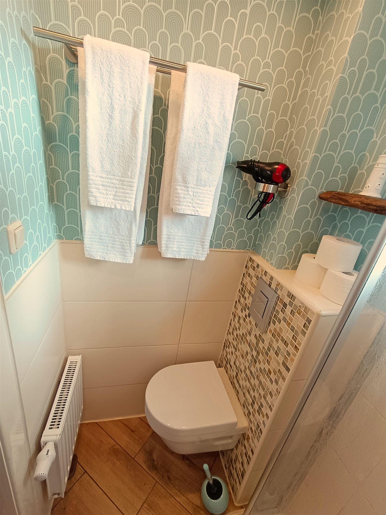 WC mit Handtüchern